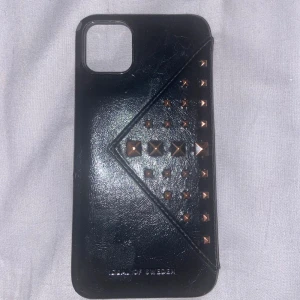 Iphone 11 pro mobilskal med plånbok - Iphone 11 pro mobilskal från ideal sweden. Ganska använt men funkar precis lika bra!!