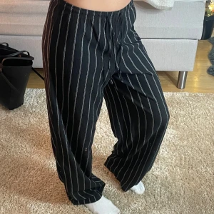 Linnebyxa - Linnebyxor från H&M i nyskick, prislapp kvar, storlek XS, otroligt luftiga 🌸