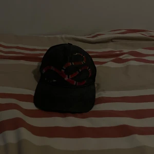 Gucci snake keps - säljer min gucci snake keps äkta dem är ganska sällsynta nu för tiden Storlek S pris kan diskuteras vid snabb affär 