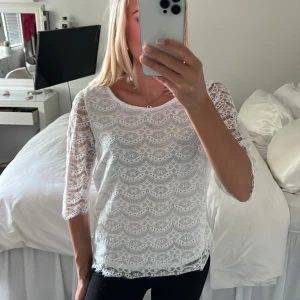 Spets teöja - Söt spets tröja från Lindex. Använd fåtal gånger och inga defekter. 