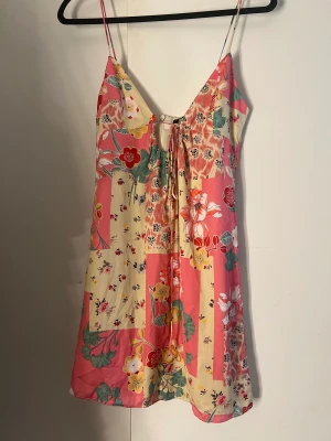 Blommig klänning  - Jättesöt zara klänning som jag tyvärr aldrig fått användning för. Storlek xs!