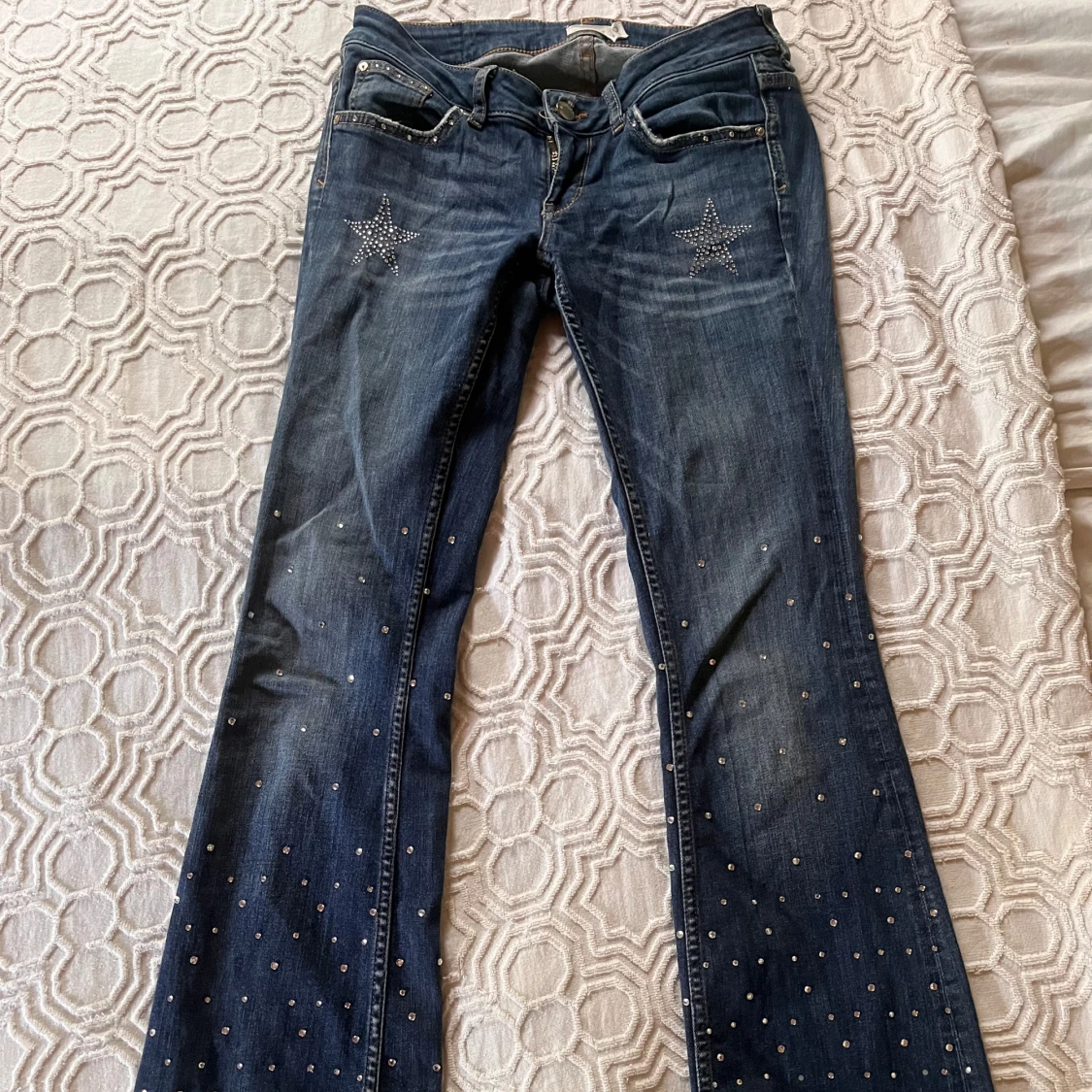 Lågmidjade bootcutjeans med glitterstenar - 91