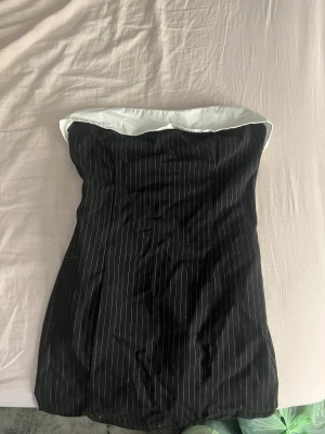 Klänning  - Bandeauklänning från NAKD. Använts högst 5 gånger.