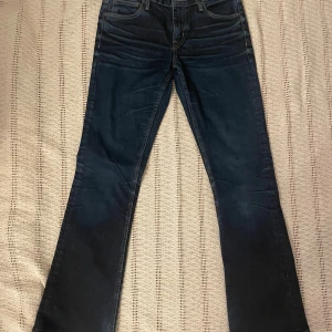 Crocker lowrise/lågmidjade bootcut jeans dark wash  - W29 L35 (dock är de uppsydda en bit så innersömmen är 76 cm, se bild)