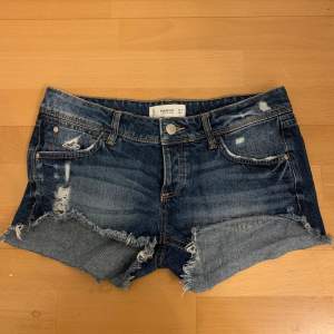 Supersnygga lågmidjade jeansshorts från Mango i storlek XS/34💕 Midjemåttet 40cm. Säljer pga för små. Köparen står för frakten🥰  Skriv för frågor! 💞🫶