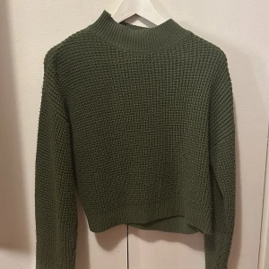 Stickad tröja - Superfin olivgrön stickad tröja från Primark (köpt utomlands). Storlek XS, fint skick.