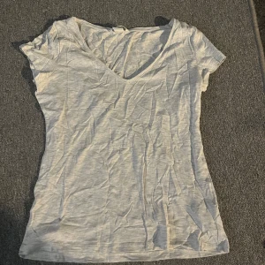Vit t-shirt - Super fin basic t-shirt ifrån HM använd 1-2 gånger st S!! Skrynklig då den legat i garderoben men gör att lösa med en tvätt!!