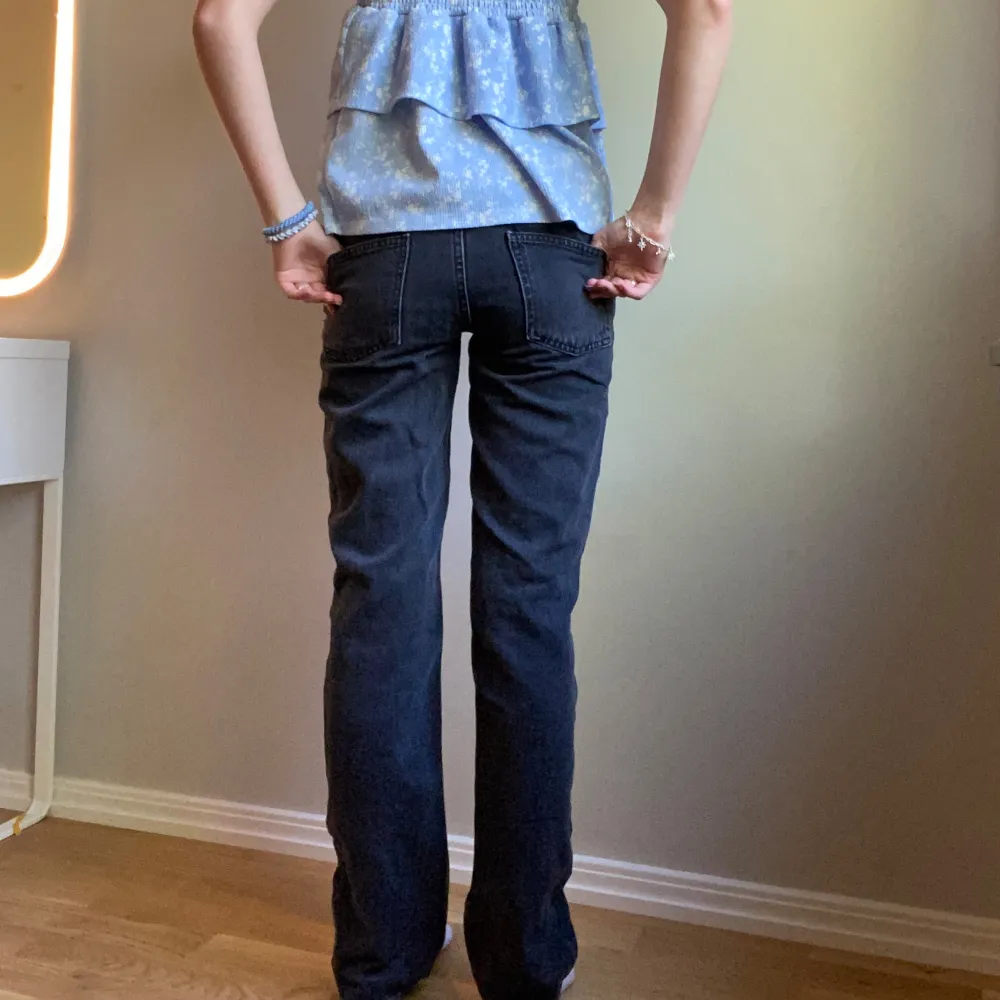 Superfina midwaist jeans från Lager 157. Midjemått 36 cm rakt över & innerbenslängd 80 cm. Använda en del men i bra skick! Pris kan diskuteras❣️. Jeans & Byxor.