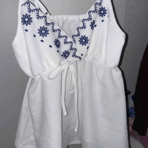 Söt topp - Söt vit topp storlek Xs säljer samma i svart aldrig använda