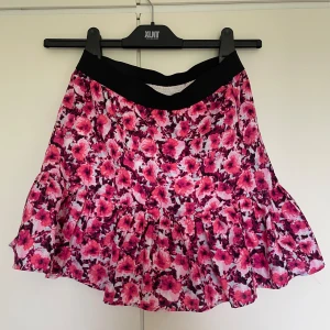 Blommig kjol från Gina Tricot - Blommig kjol från Gina Tricot!