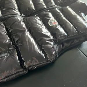 Moncler väst (Ej äkta) - Ny, oanvänd svart väst i stl 152.