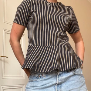 Söt randig volandtopp - Fin topp/blus från zara! Blå med guldiga ränder! Superfin siluett! Sparsamt använd!