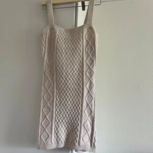 Stickad klänning H&M  - Super fint skick inget att anmärka på  Normal i storlek