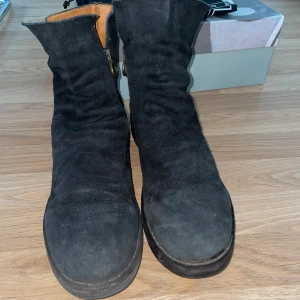Fiorentini+baker Skor - Säljer Fiorentini+baker boots använda ett fåtal gånger, condition 8/10. Kartong på påse till skorna tillkommer Priset är inte hugget i sten Kan såklart skickas men köparen står för frakten 