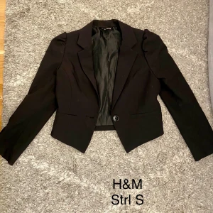 Kavaj - Kavajen är kort modell, som en magtröja i kavaj.