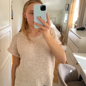 Stickad t shirt - Säljer denna sjukt snygga glittriga stickade t shirten! Jag har sytt upp ärmarna själv och därav inte helt perfekta sömmar men inget som syns på! Strl M och kommer från H&M🥰