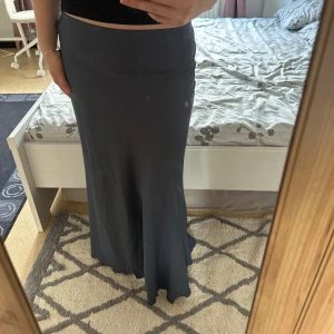 Satinkjol - Säljer satinkjol från lager 157 i färgen mörkblå som jag inte har använt. Skriv innan köp