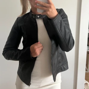 Jacka i läderimitation - Jättefin jacka i läderimitation från JDY. Aldrig använd endast testad! Tycker den satt lite för tajt för min del därav säljer den. 