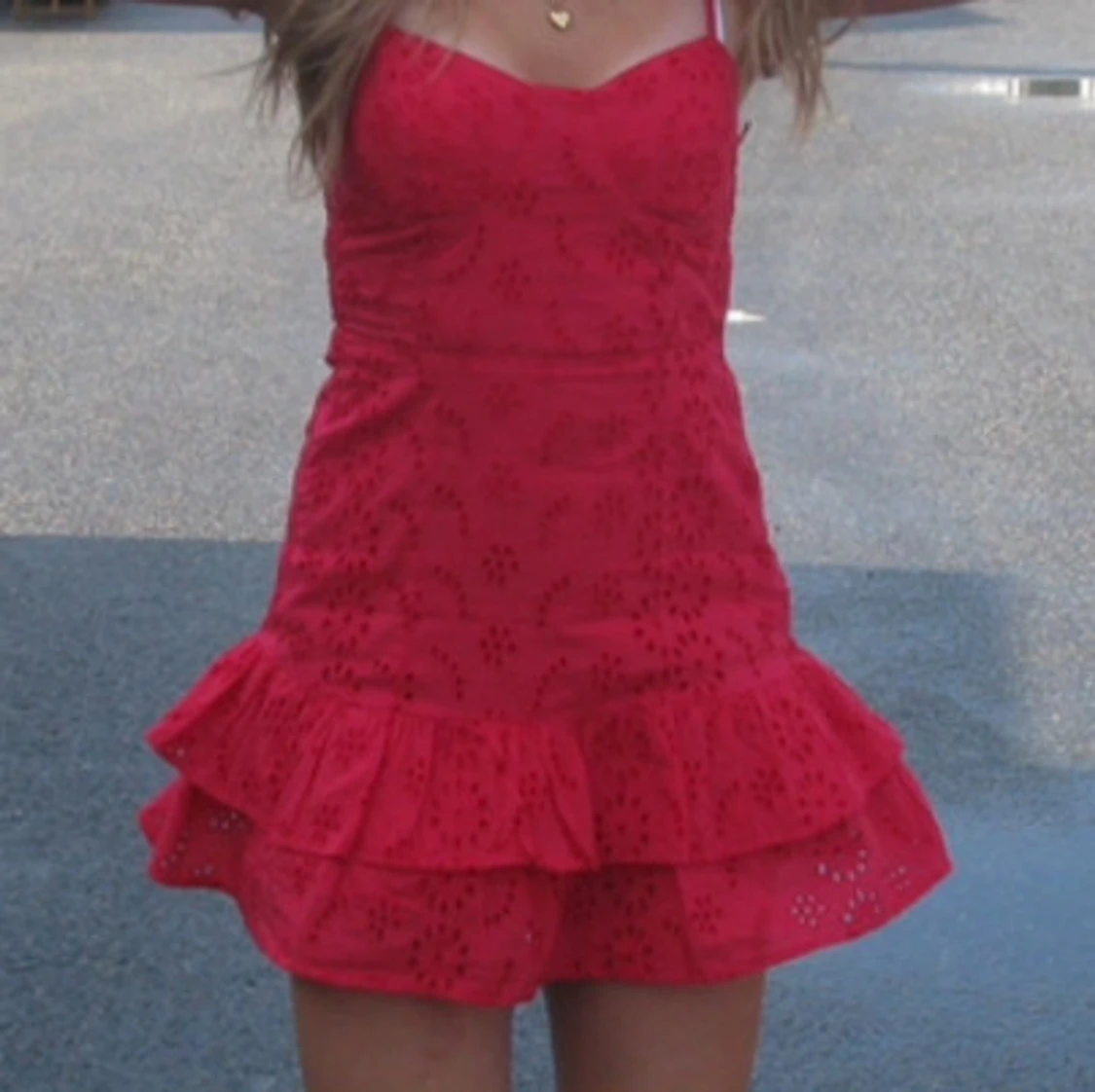 Röd volangklänning!!❤️