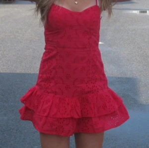 Röd volangklänning!!❤️ - Supersöt volangklänning som är slutsåld från bershka! Var tvungen att ta gamla bilder eftersom klänningen blivit för liten, superfin och gullig till sommarn iaf!💓💓Dragkedjan kan vara lite svår att få upp men det kan vara för att den börjar bli för liten på mig!