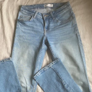 Lågmidjade jeans - Lågmidjade bootcut jeans från bershka!  De är lite felsydda, så på ena benet sitter sömmen lite snett som man ser på bilden, därav väldigt billigt pris. Kontakta mig för fler bilder. Bra skick, storlek 32
