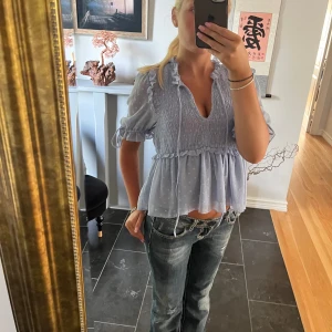 En väldigt söt blus  - En mycket fin blå blus som är i bra skick, små prickig❤️
