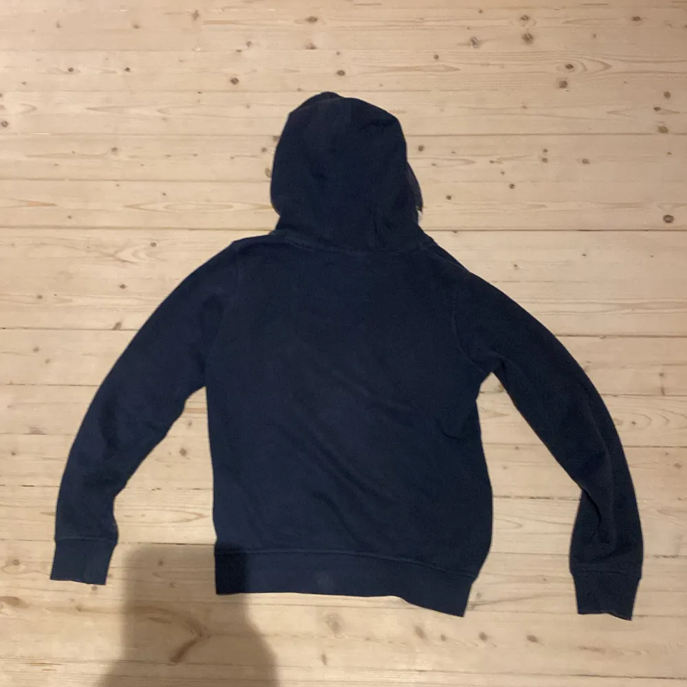 Säljer denna premium Peppert hoddie i storlek 146/152  men passar dig som är 150-155 skicket är 6/10 den är använd mycket men funkar fint. Säljer den pga att den inte passar längre om ni har några frågor är det bara att fråga. Priset är inte fast.. Hoodies.