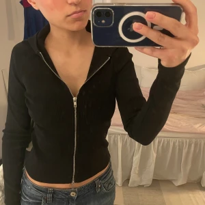 Weekday Hoodie - Populär weekday hoodie i tight passform, liknar Lululemon Define men stickad istället🩷🙏🏼 Använd 2 gånger 