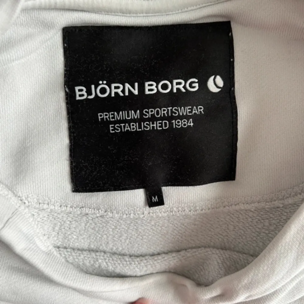 En fin sweatshirt från björn borg, som tyvärr har en liten fläck på baksida arm Stl: M. Tröjor & Koftor.