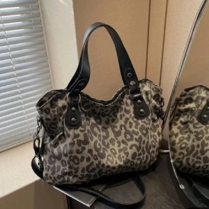 Väska  - Så himla söt väska asså 💗 ALDRIG ANVÄND! skriv om du har frågor eller vill ha mer bilder 💗💗