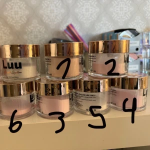 Akryl grejer - Säljer alla mina kryp pulver och tillbehör Ny pris på en bruk 120-150kr Nypris på akryl borste 250kr Nypris på primer (helt oanvänd) 135kr 