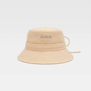 Säljer min bucket hat från Jacquemus som aldrig kommit till användning. Har endast legat i garderoben så är i nytt skick men lappen är inte kvar 💗