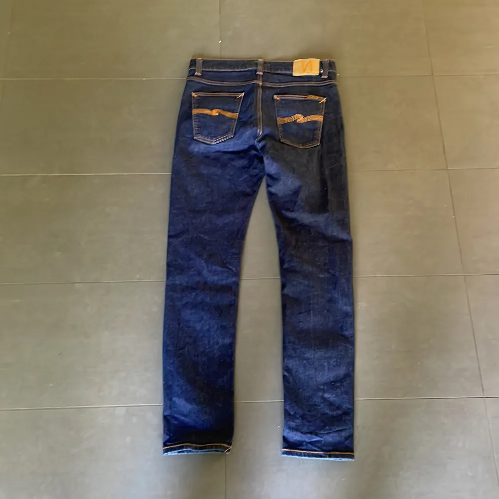 Tja Nu säljer jag mina nudie jeans eftersom att dem är för så för mig. Dem är använda 2 gånger och är ny tvättade. Storlek W33 L34.. Jeans & Byxor.