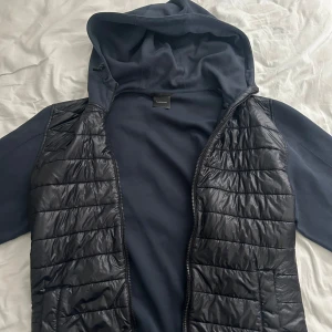 Peak Performance kofta/jacka - Säljer denna fina koftan/jackan då den ej kommer till användning🙏🏼 Använd ett par gånger men ser ut som ny! köpt för ca 3000-4000