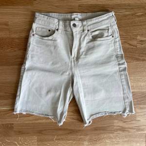 Beige shorts från H&M. En ljus lila fläck från silvershampoo på höger sida. Syns ej om tröjan går över eller har skärp. 