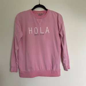 Rosa sweatshirt  - Rosa sweatshirt från märket Nova Star. Är från barnavdelning men passar som S. Har en liten fläck fram som knappt syns (visas på sista bilden) men annars i bra skick. 