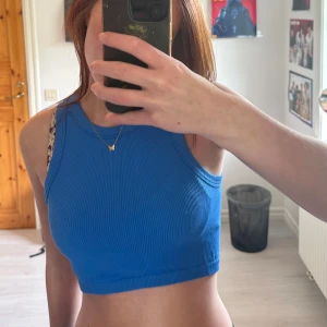 Linne -  croppat blått linne från H&M Säljer pga att jag inte använder det Köparen står för frakt!  