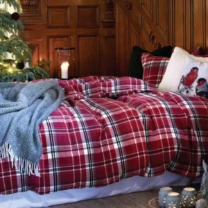 Flanell sängkläder - Varma flanell sängkläder från Hemtex Helt nya Stl  150x210cm Nypris 899kr  Jul edition men man kan ju använda dom när som helst 