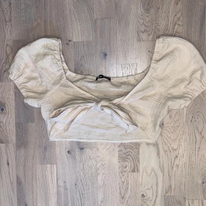 Beige knyt topp - Beige knyt topp från SHEIN i storlek 36. Lite tecken på användning. 