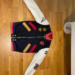 Diesel Bomberna  - Cool snygg vintage bomberjacka från Diesel, Storlek S och är i bra skick, Priset är ej hugget i sten så kom gärna med bud!