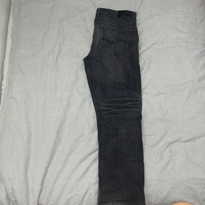 Lee cooper jeans - Säljer dessa Lee cooper jeans, som påminner väldigt mycket om replays. Mycket fint skick, och är i storlek 34/32