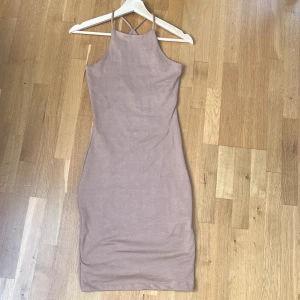 klänning - En brun klänning köpt på Gina tricot, aldrig använd i storlek XS