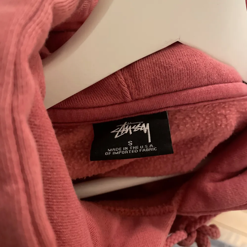 Fin stussy hoodie i en rosa färg. Storlek small. Väldigt fräsh lite vintage känsla på tyget. . Hoodies.