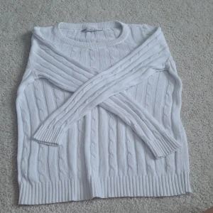 Stickad tröja  - Säljer pga kort i armarna, inte använd jättemycket, inga defekter 