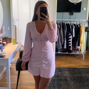 Rosa klänning  - Ljusrosa söt klänning ifrån Nelly🩷