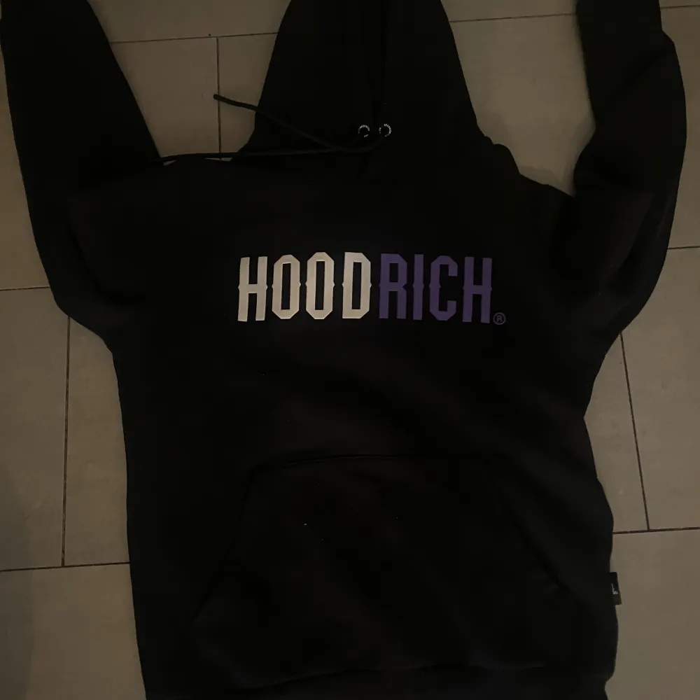 Jätte snygg hoodie där jag har fått jätte många komplimanger från den. Den är i jätte fin skick. Skriv till mig ifall ni vill ha fler bilder.. Hoodies.