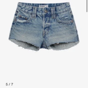 Blå shorts pull and bear me fickor där bak - .