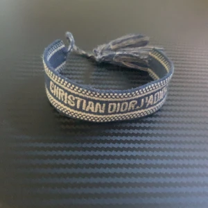 Christian dior armband - Säljer nu mitt dior armband då det inte kommer till användning. Hör av er vid funderingar! 
