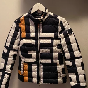 Tommy Hilfiger jacka  - använt ett par gånger.   