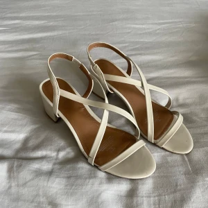 Beiga klackar  - Beiga klackar från H&M använda ett fåtal gånger med bra skick! ✨❤️‍🔥köpare står för frakt!